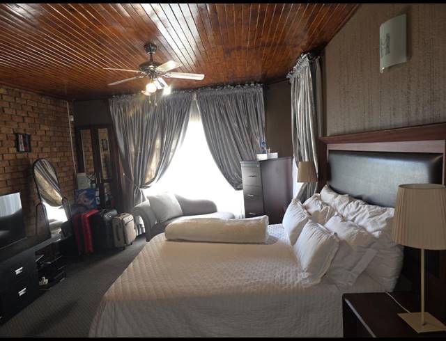 5 BEDROOM HOUSE FOR SALE IN FLORA PARK